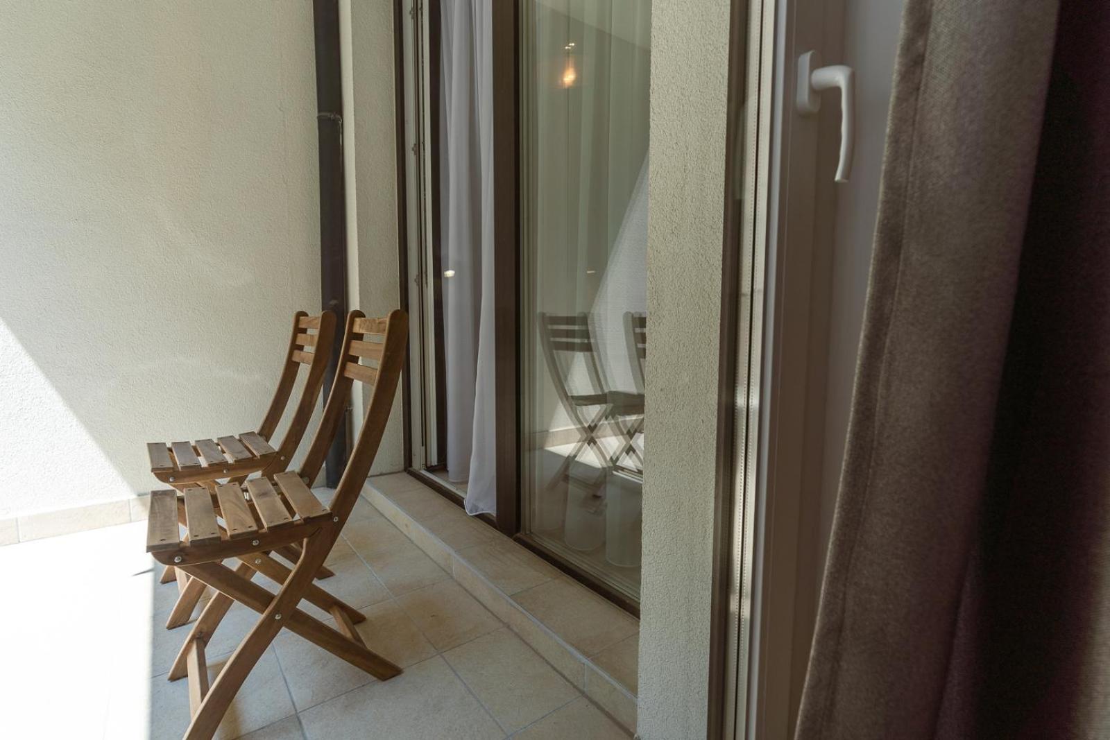 Apartament Modern & Newly Built With Private Garage